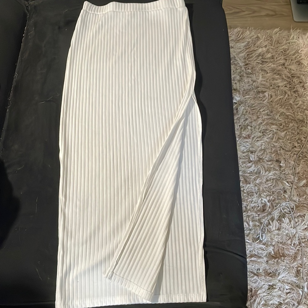 Long white rubbed skirt